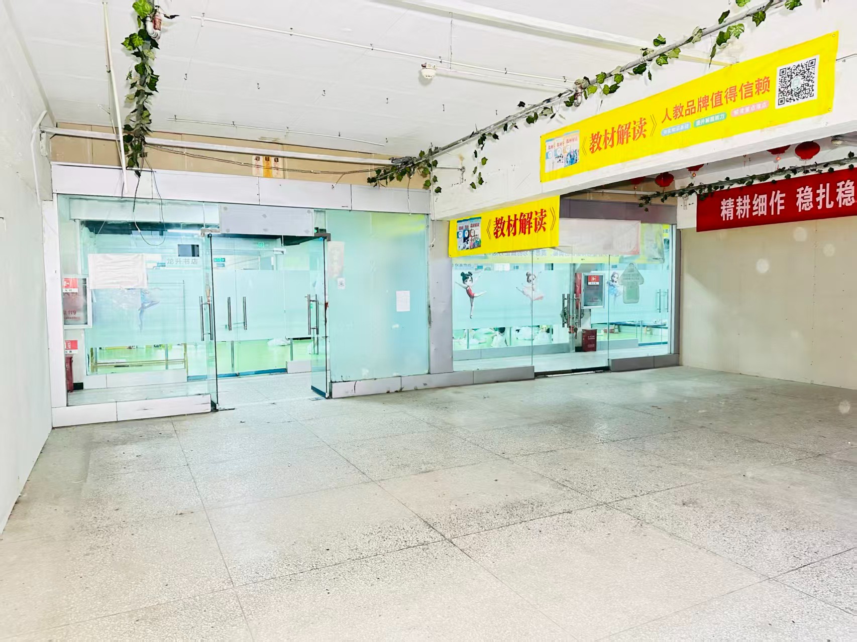 中区纬一号街提供写字楼、商铺、展示空间、直播间等多种面积选择，满足企业办公、研发、展示、运营等多元需求。