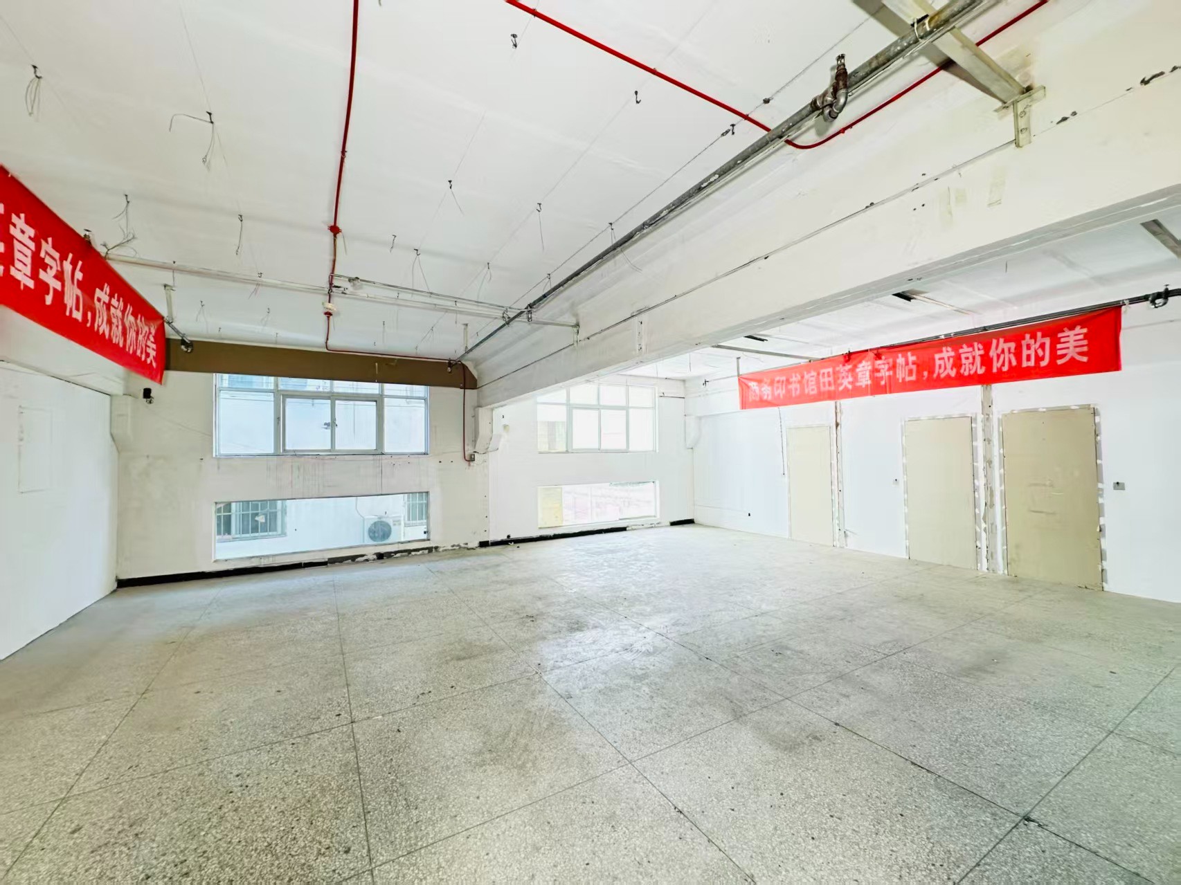 中区纬一号街重点吸引人工智能应用、数字经济、电商直播、智能制造服务、软件开发、科技创新企业及创业团队入驻